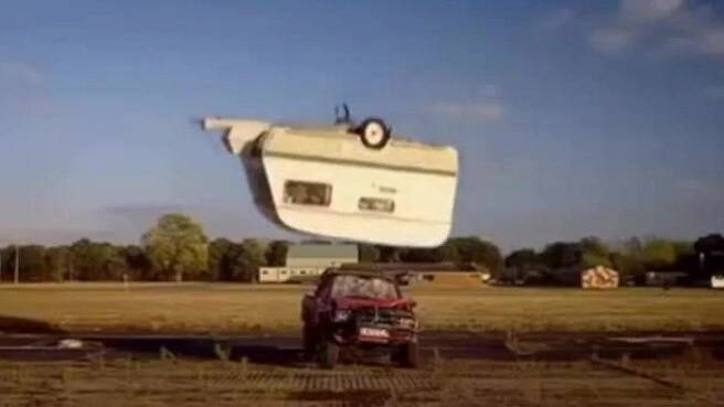 Top Gear 'hành hạ' bán tải Toyota Hilux năm 2003n Hilux