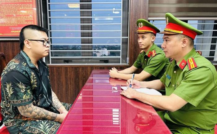 Công an lấy lời khai Lê Đỗ Hiếu. Ảnh: Lam Sơn