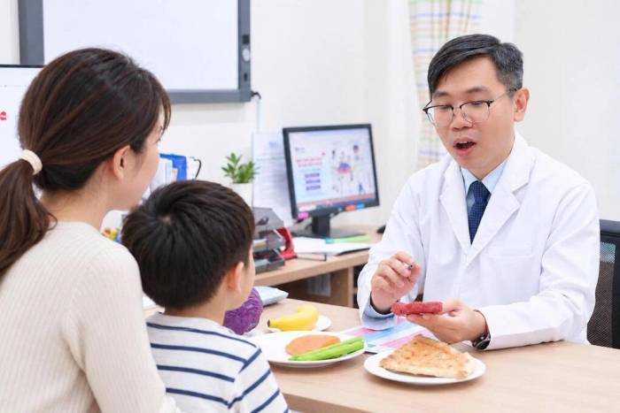 Bác sĩ Nguyễn Anh Duy Tùng tư vấn dinh dưỡng cho người bệnh. Ảnh: Bệnh viện Đa khoa Tâm Anh