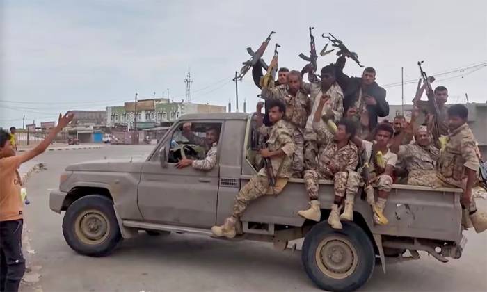 Lính Houthi trên xe bán tải tại thành phố Khawkhah, tỉnh Hodeidah ngày 11/9. Ảnh: AP