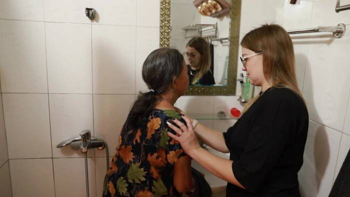 Nàng dâu Nga khéo chăm mẹ chồng, được lòng xóm làng