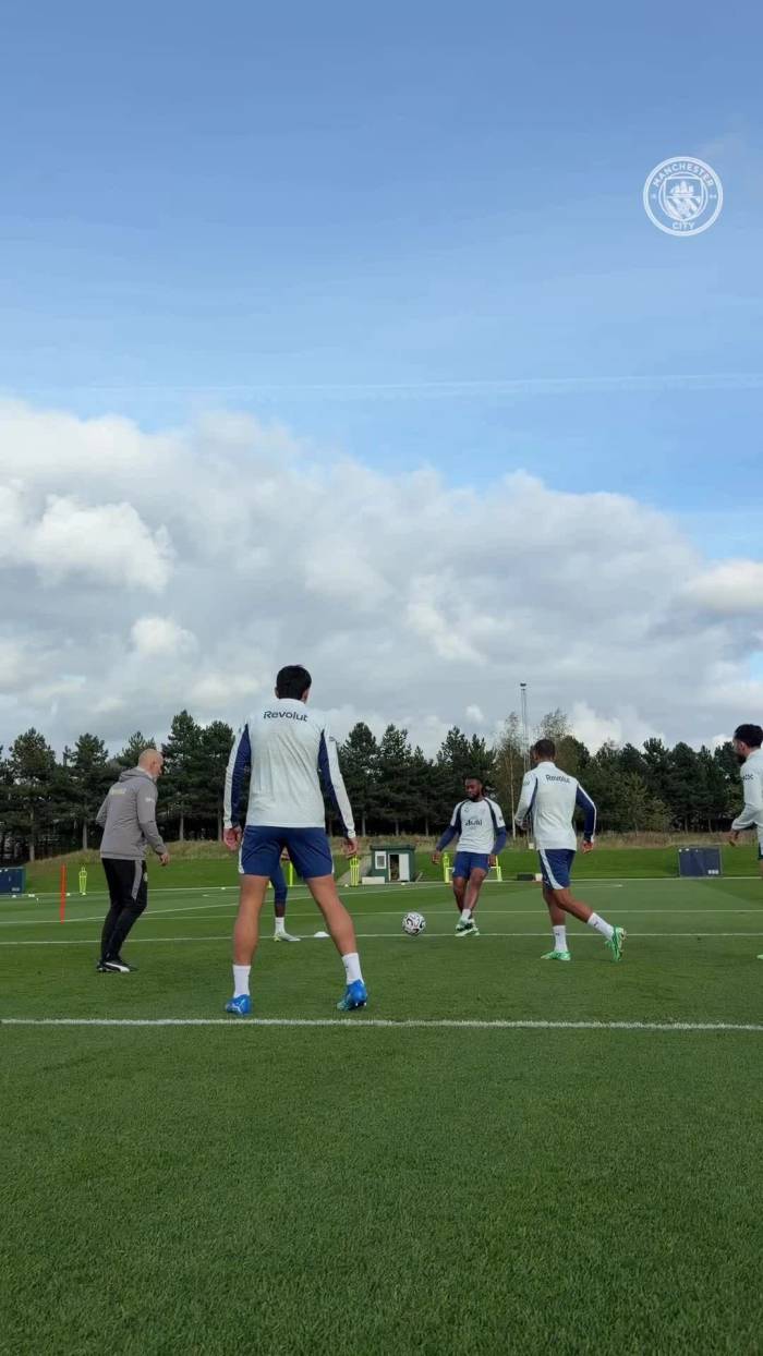 Man City tập luyện sau án phạt