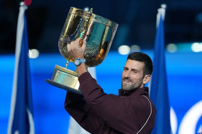 Djokovic nâng cup sau trận chung kết với Alex de Minaur tại Trung Quốc Mở rộng, trên sân Capital Group Diamond thuộc Trung tâm Quần vợt Quốc gia, Bắc Kinh, Trung Quốc ngày 6/10/2026. Ảnh: AP