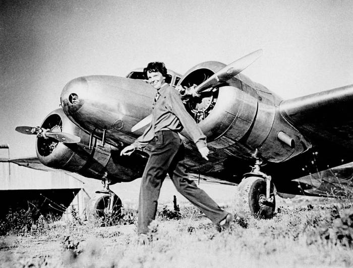 Earhart bên cạnh chiếc máy bay. Ảnh: National Geographic