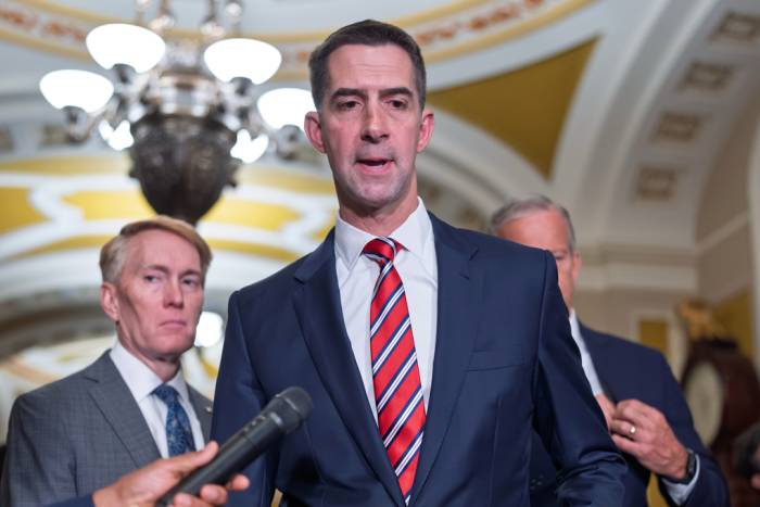 Thượng nghị sĩ Tom Cotton phát biểu tại Điện Capitol ở thủ đô Washington ngày 2/6. Ảnh: AP