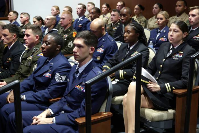 Các quân nhân lắng nghe Bộ trưởng Quốc phòng Pete Hegseth phát biểu tại Quantico ngày 30/9. Ảnh: AP