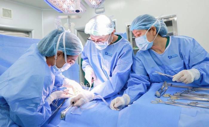 Êkíp bác sĩ Trung tâm Sản Phụ khoa thực hiện cùng lúc 3 kỹ thuật trong cùng cuộc mổ. Ảnh: Bệnh viện Đa khoa Tâm Anh