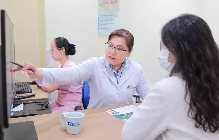 Bác sĩ Bệnh viện Đa khoa Tâm Anh đang tư vấn cho bệnh nhân. Ảnh minh họa: Bệnh viện cung cấp