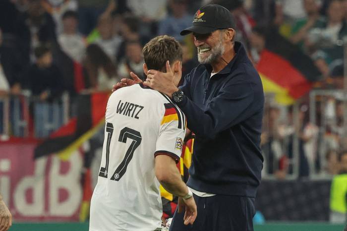 HLV Jurgen Klopp chia vui với học trò Florian Wirtz sau trận Đức thắng Serbia 2-0 ở lượt ba bảng A2 UEFA Nations League trên sân Allianz, Munich ngày 1/10. Ảnh: AFP