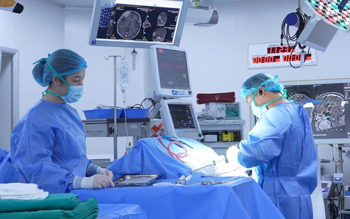 Êkíp phẫu thuật xử lý khối u vùng xoang trán. Ảnh: Bệnh viện Đa khoa Tâm Anh