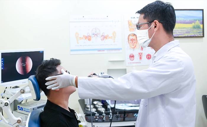 Bác sĩ Thạch đang nội soi mũi cho người bệnh. Ảnh minh họa: Phòng khám Đa khoa Tâm Anh Quận 7