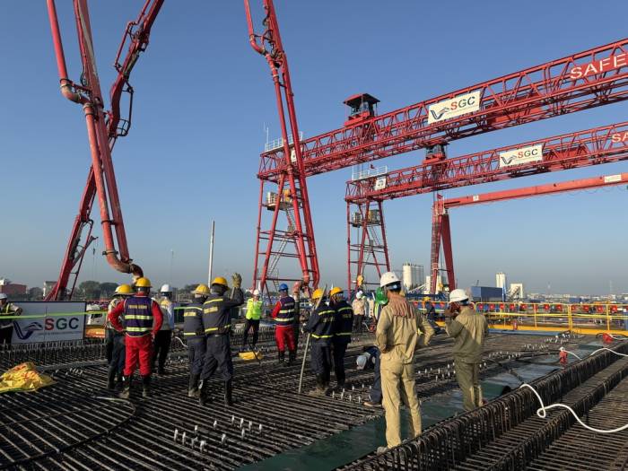Công tác thi công phiến dầm đầu tiên của tuyến đường sắt tốc độ cao Hà Nội - Quảng Ninh. Ảnh: SGC