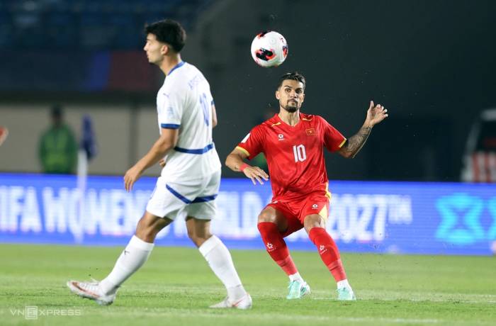 Tiền vệ Đỗ Hoàng Hên thi đấu trong trận Việt Nam thắng Philippines 1-0 ở lượt đầu bảng B FIFA ASEAN Cup 2026 trên sân Si Jalak Harupat, thành phố Bandung, Indonesia tối 26/9/2026. Ảnh: Đức Đồng