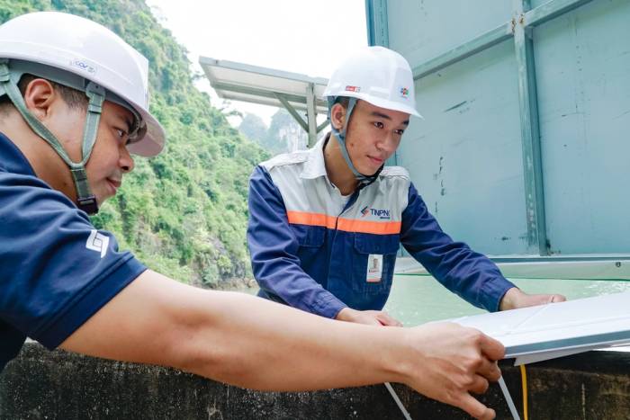 Đội ngũ kỹ thuật FPT Telecom trực tiếp triển khai, lắp đặt thiết bị. Ảnh: FPT Telecom