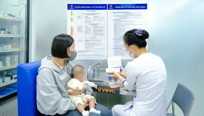 Chị Quỳnh đưa con gái đến VNVC Thanh Lễ, Bình Dương tiêm kháng thể đơn dòng RSV phòng bệnh. Ảnh: Bình An