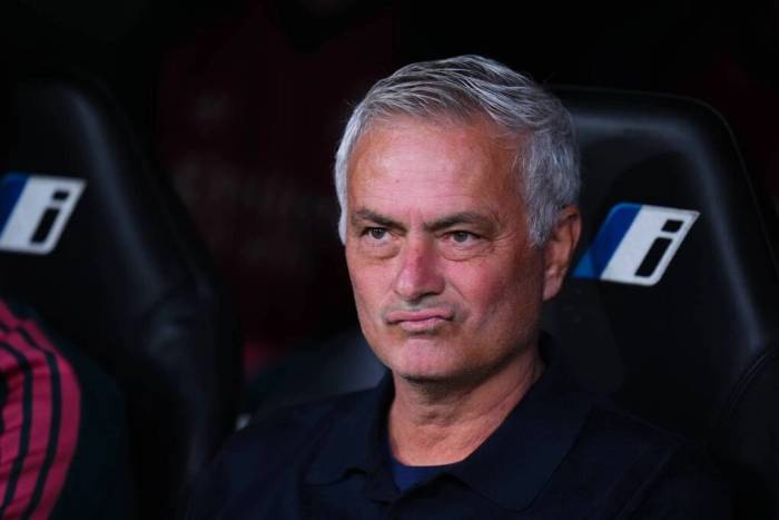Jose Mourinho, HLV Real Madrid, ngồi trên băng ghế chỉ đạo trong trận gặp Rayo Vallecano tại La Liga trên sân Bernabeu, Madrid, Tây Ban Nha, ngày 12/9/2026. Ảnh: AP