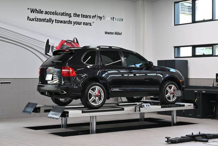 Một chiếc Cayenne thế hệ đầu tiên được thực hiện dịch vụ tại Porsche Việt Nam. Ảnh: Porsche Việt Nam
