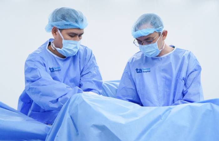 Bác sĩ Hữu (phải) phẫu thuật tái tạo niệu đạo cho người bệnh. Ảnh: Bệnh viện Đa khoa Tâm Anh