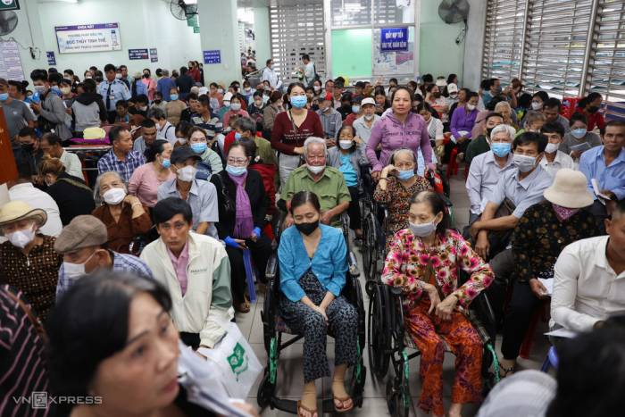 Đông nghịt bệnh nhân chờ bác sĩ, nhân viên y tế khám bệnh tại Bệnh viện Chợ Rẫy, ngày 15/9. Ảnh: Quỳnh Trần