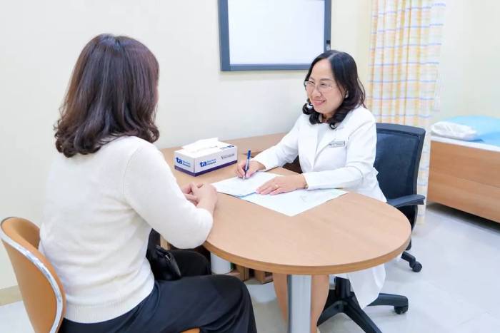 Bác sĩ Bệnh viện Đa khoa Tâm Anh đang khám cho bệnh nhân. Ảnh: Bệnh viện cung cấp