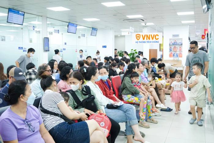 Sau hơn 2 tuần triển khai, gần 300 trung tâm VNVC đã tiêm hơn 100.000 mũi vaccine tay chân miệng bảo vệ trẻ, hỗ trợ hàng trăm nghìn gia đình đặt giữ vắc xin với chi phí ưu đãi. Ảnh: Mộc Thảo