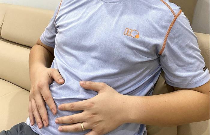 Sau bữa tối, nên giữ tư thế thẳng thay vì nằm ngay để hạn chế nguy cơ trào ngược. Ảnh minh họa: Thanh Hoa
