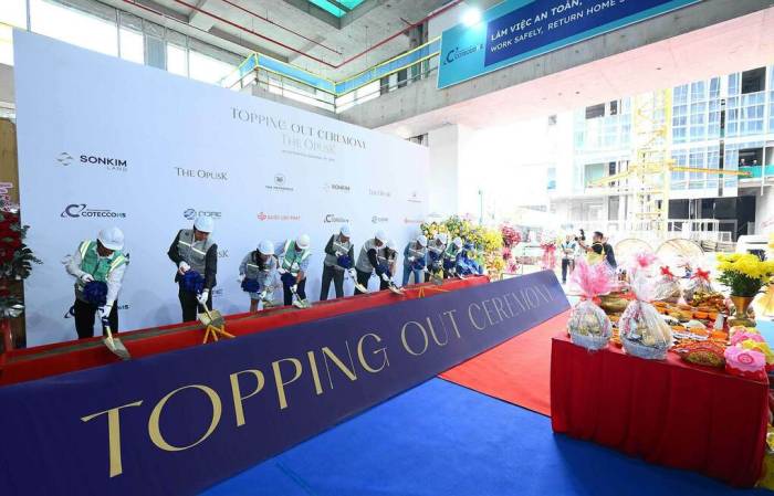 Khoảnh khắc đánh dấu việc hoàn thành kết cấu công trình của OpusK. Ảnh: SonKim Land