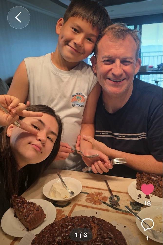 Giáo sư Robert Kelly đăng ảnh chụp cùng con trai James (10 tuổi) và con gái Marion (13 tuổi), ngày 28/9. Ảnh: X/@Robert_E_Kelly