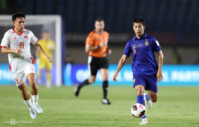 Tiền vệ Sarach Yooyen (6) của Thái Lan thi đấu trong trận thắng Việt Nam 2-0 ở lượt hai bảng B hạng Nhất FIFA ASEAN Cup 2026, trên sân Si Jalak Harupat, Bandung, Indonesia ngày 29/9/2026. Ảnh: Đức Đồng