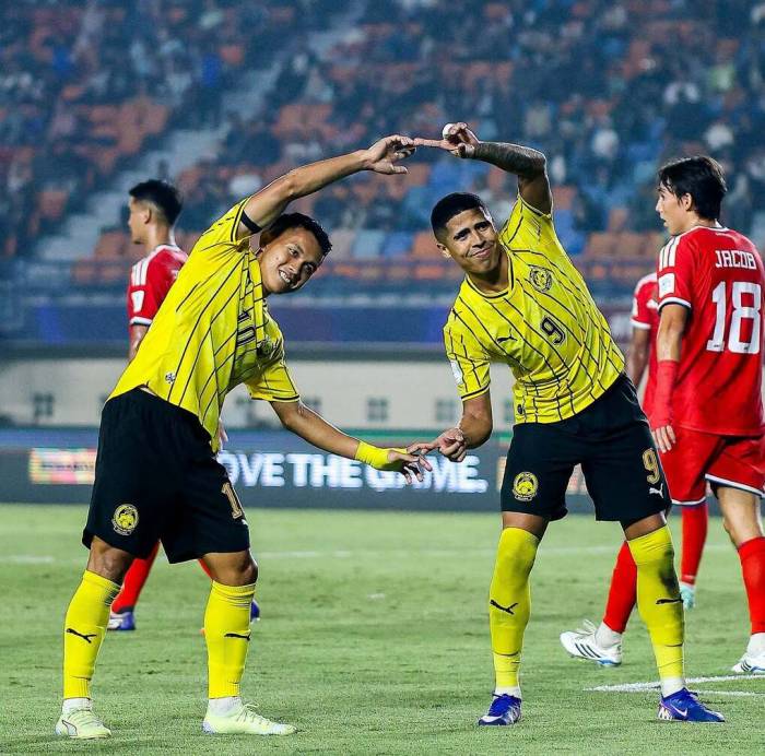 Bergson (phải) và Arif Aiman của Malaysia mừng bàn thắng trong trận thắng Singapore 6-0 ở lượt cuối bảng A hạng Nhất FIFA ASEAN Cup 2026, trên sân Si Jalak Harupat, Bandung, Indonesia ngày 1/10/2026. Ảnh: MalaysiaNT
