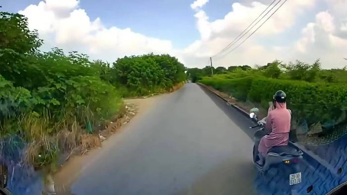 Hai cô gái đi xe máy liên tục phạm lỗi trên đường