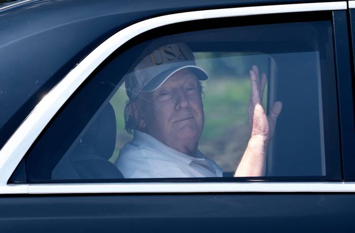 Tổng thống Mỹ Donald Trump tại sân golf của ông ở West Palm Beach, Florida, ngày 28/3. Ảnh: Reuters
