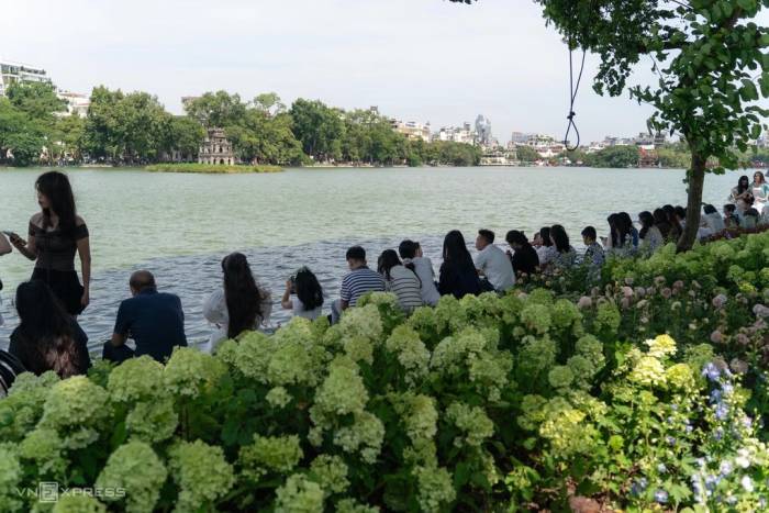 Người dân dạo Hồ Gươm những ngày cuối tháng 8/2026. Ảnh: Hoàng Giang