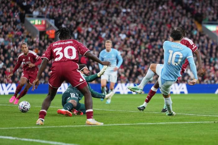 Rayan Cherki (phải) ghi bàn thứ ba cho Man City trong trận gặp Liverpool ở Ngoại hạng Anh tại Liverpool, Anh, ngày 11/10/2026. Ảnh: AP