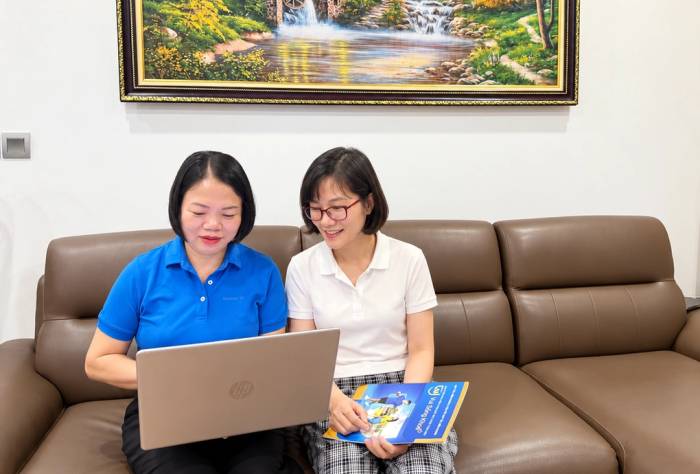 Chị Ngọc Ánh đang tư vấn cho một khách hàng về bảo hiểm An Sinh Giáo Dục để chuẩn bị tương lai cho con khi trưởng thành. Ảnh: Bảo Việt Nhân thọ