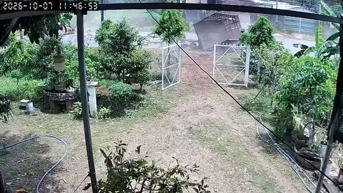 Cùng tốc độ cao, ôtô và xe máy cày lao trực diện