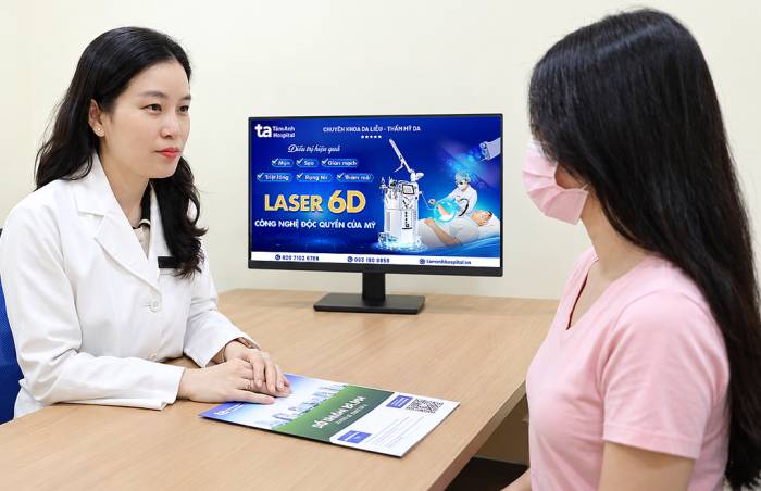Bác sĩ Trang tư vấn hướng điều trị cho chị My. Ảnh: Bệnh viện Đa khoa Tâm Anh