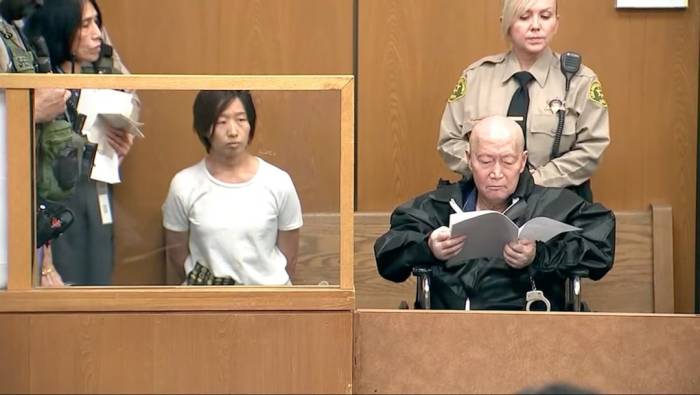 Guojun Xuan (phải), 66 tuổi, và vợ Silvia Zhang, 39 tuổi, trình diện tại tòa án Pasadena ngày 6/10. Ảnh: KABC