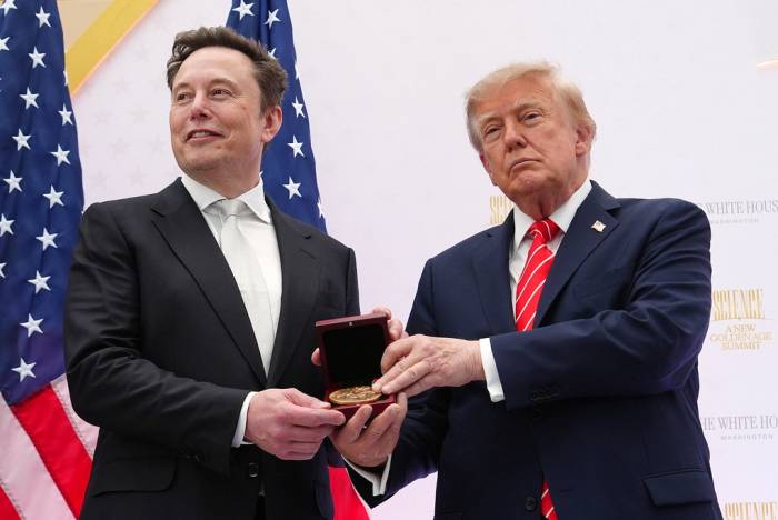 Tổng thống Mỹ Donald Trump (phải) trao Huân chương Khoa học Quốc gia cho tỷ phú Elon Musk tại viện nghiên cứu hòa bình ở thủ đô Washington ngày 8/10. Ảnh: AP