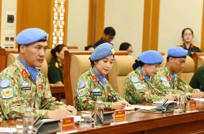 Các sĩ quan nhận quyết định đi thực hiện nhiệm vụ tại buổi lễ. Ảnh: Hoàng Phong