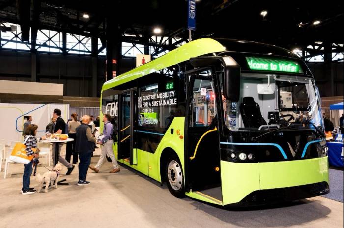 Bus điện VinFast trưng bày tại triển lãm, giới thiệu giải pháp di chuyển xanh cho giao thông đô thị Mỹ. Ảnh: VinFast