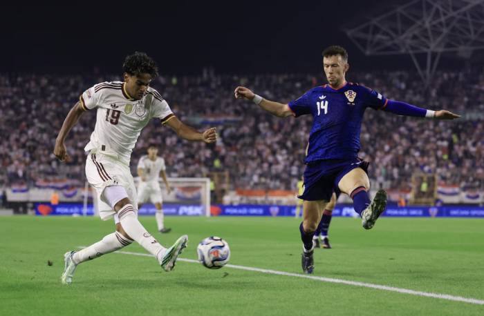 Lamine Yamal (trái) tạt bóng trong trận Tây Ban Nha thắng Croatia 2-1 ở lượt bốn bảng A3 Nations League trên sân Poljud, Split, Croatia ngày 6/10/2026. Ảnh: Reuters