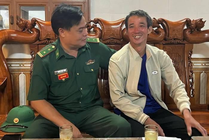 Ông Cường về nhà an toàn, sau 8 giờ rơi xuống biển. Ảnh: Hoài Nam