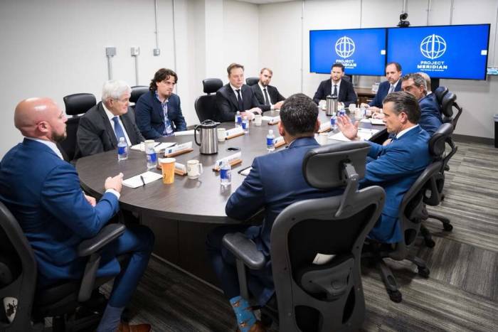 Thứ hai từ bên trái: Newt Gingrich, Palmer Luckey và Elon Musk trong cuộc họp với Bộ trưởng Quốc phòng Pete Hegseth trong bức ảnh đăng ngày 2/10. Ảnh: X/ Department of War