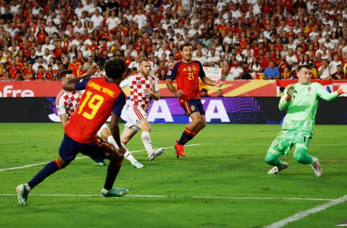 Lamine Yamal (số 19) ghi bàn trong trận Tây Ban Nha – Croatia ở vòng bảng Nations League trên sân Ramon Sanchez Pizjuan, Seville, Tây Ban Nha ngày 29/9/2026. Ảnh: Reuters