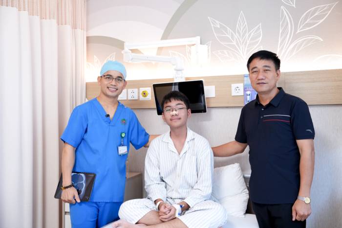 Trẻ hồi phục sau phẫu thuật, không ghi nhận biến chứng về thị lực. Ảnh: Bệnh viện cung cấp
