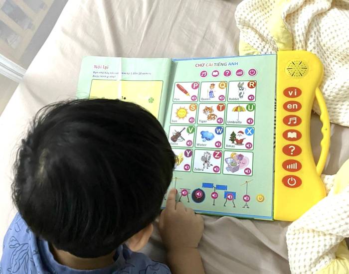 Trẻ tập học chữ, hoạt động đòi hỏi khả năng phối hợp và nhìn rõ của hai mắt. Ảnh minh họa: Thanh Hoa