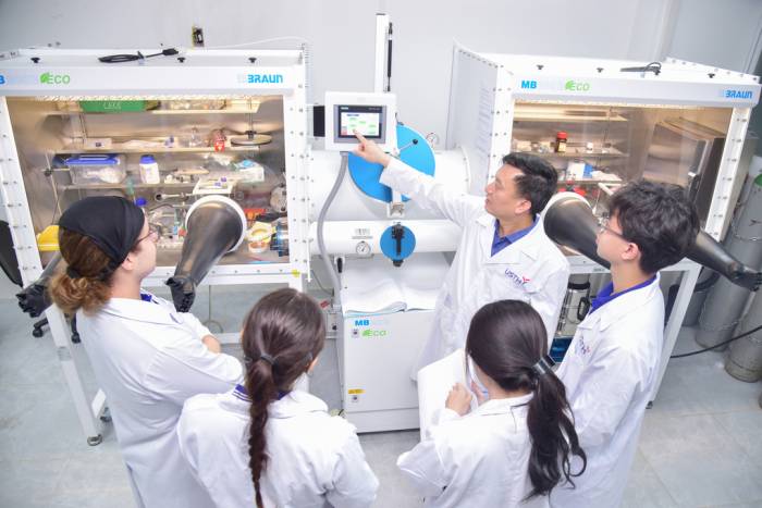 Sinh viên USTH thực hành trong phòng thí nghiệm. Ảnh: USTH