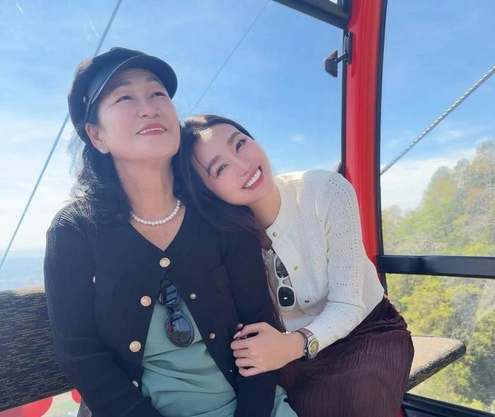 Mẹ Khánh My thi thoảng từ quê lên TP HCM ở cùng con gái. Ảnh: Nhân vật cung cấp