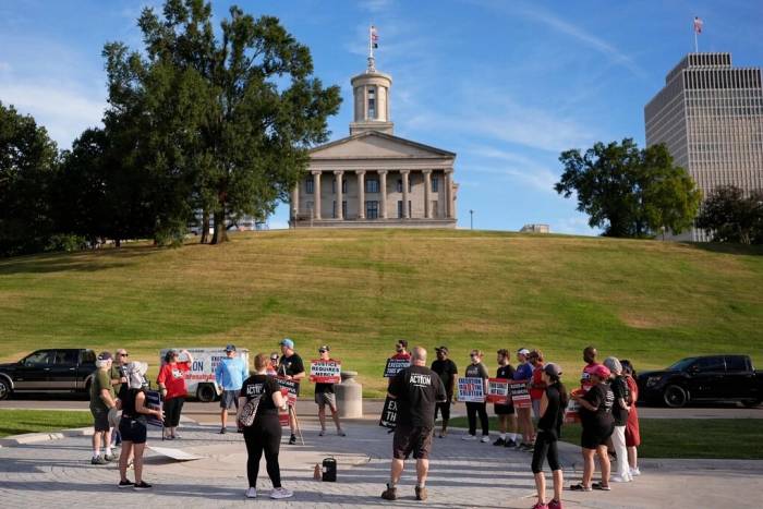 Người biểu tình phản đối án tử hình trước Tòa nhà Quốc hội bang Tennessee ngày 27/9. Ảnh: AP